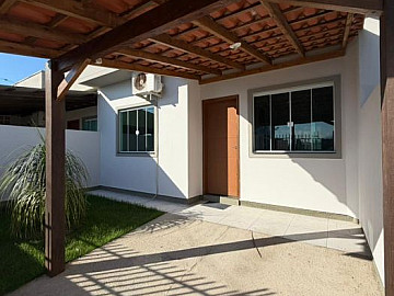 Casa Semi-mobiliada com 02 quartos